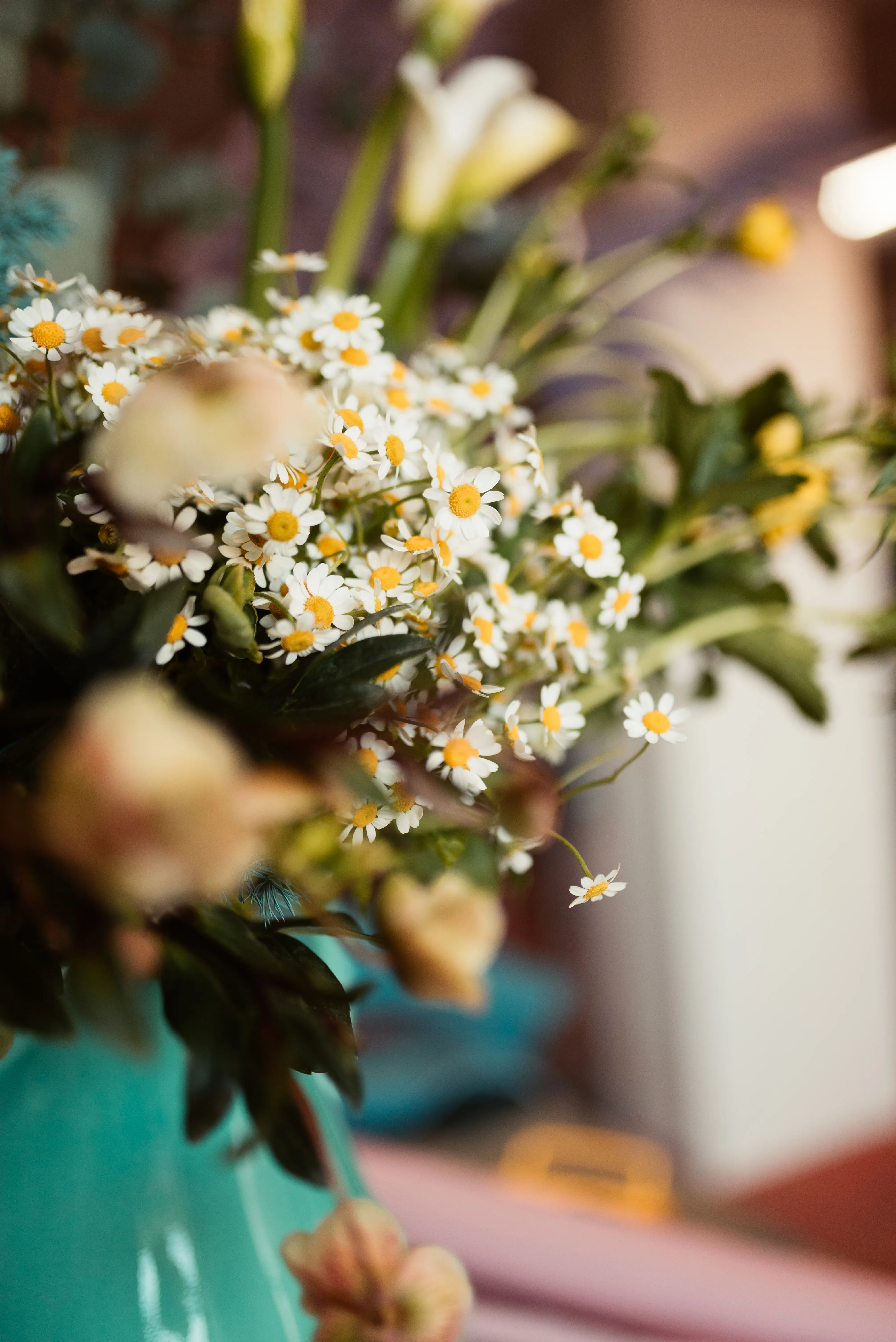 Mani al lavoro durante un workshop di flower design