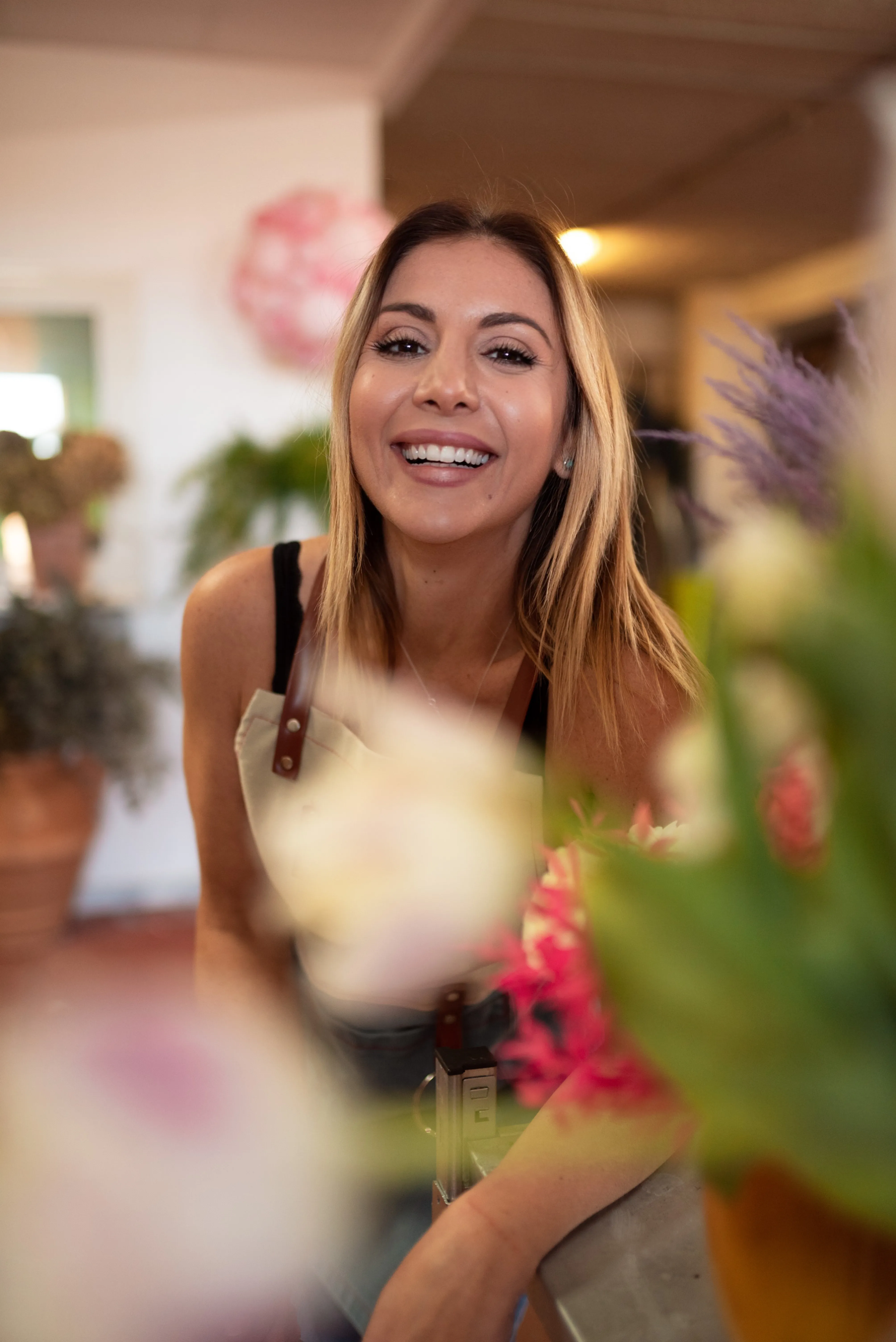 Claudia tra i fiori nello studio